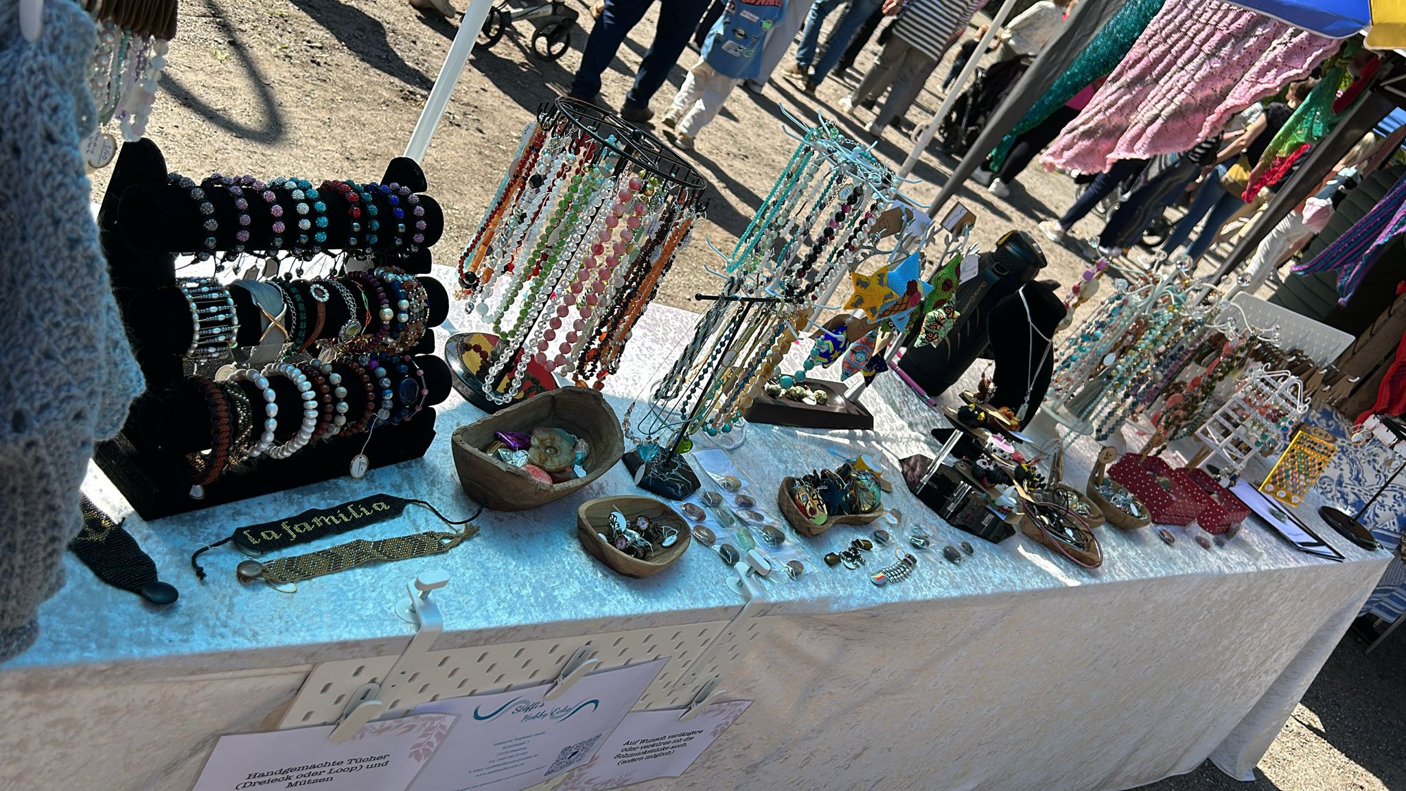 Hawvivaseo Marktstand mit Ketten, Armbändern, Tüchern und mehr