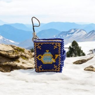 die Vorderseite von dem Minibuch Alice mit dem Bild einer Teekanne, als Schlüsselanhänger