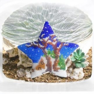 Die Vorderseite des Peyote Sterns mit Winter-Motiv als Anleitung aus dem Adventskalender 2024