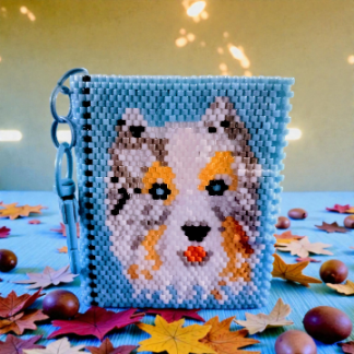 Fotobuch Schlüsselanhänger aus Delica-Perlen mit Australian-Shepherd-Motiv „Butscher“ in Peyote-Technik