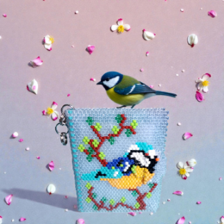 Gefädeltes Fotobuch Schlüsselanhänger aus Delica-Perlen mit Meisenmotiv auf einem Zweig in Peyote-Technik
