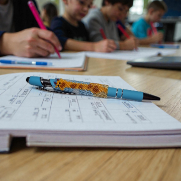 Kugelschreiber mit Perlenumrandung Giraffe in Peyote-Technik 42x22 Reihen