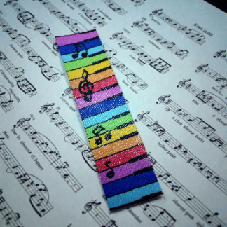 Perlen-Lesezeichen Piano in Brick Stitch mit bunten Streifen und Musiknoten aus Delica 11/0