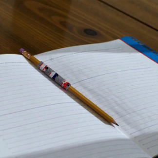 Bleistift mit Perlenumrandung Notruf in Peyote-Technik 32x22 Reihen