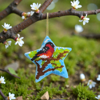 Geperlter Stern mit Vögelchen in Peyote-Technik