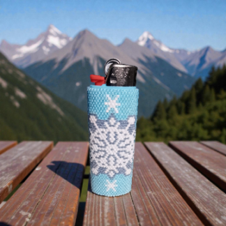 Feuerzeughülle aus Delica-Perlen mit Schneeflockenmotiv in Peyote-Technik für ovale Standard-Feuerzeuge