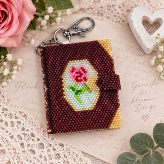 Fotobuch Rose aus Perlen in Bordeauxrot mit rosa Rosenmotiv und Karabiner