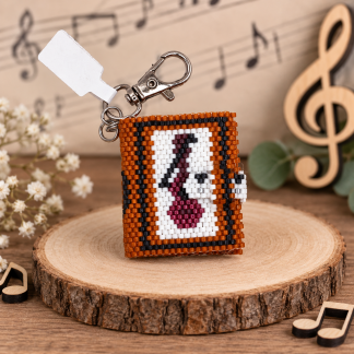 Geperltes Minibuch Musik aus Miyuki-Delica-Glasperlen mit Gitarrenmotiv und Karabiner