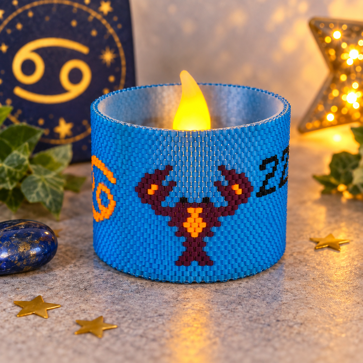 Windlichtumrandung Krebs aus blauen Perlen mit Krebs-Motiv und leuchtendem LED-Teelicht