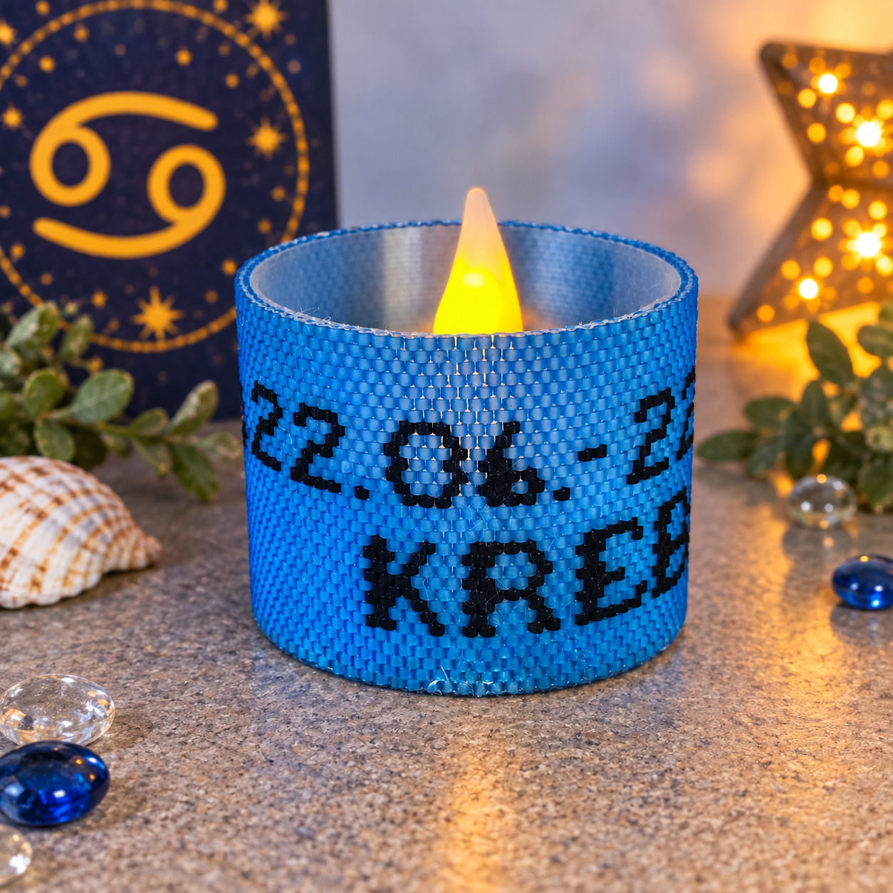 Windlichtumrandung Krebs aus blauen Perlen mit Startdatum 22.06. und den ersten Buchstaben von Krebs