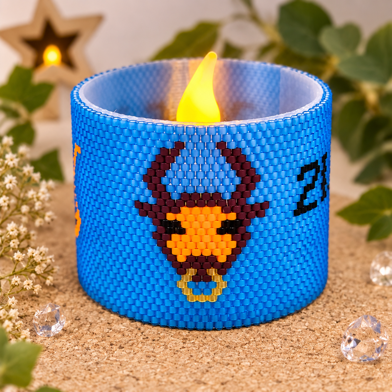 Windlichtumrandung Stier aus blauen Perlen mit Stier-Motiv und LED-Teelicht