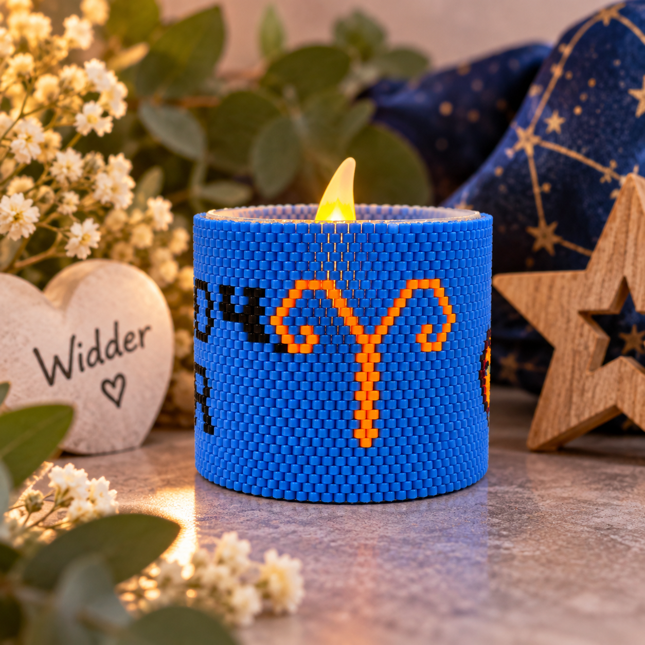 Windlichtumrandung Widder aus blauen Perlen mit orangefarbenem Widder-Symbol