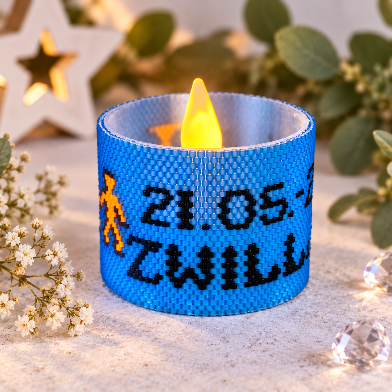 Windlichtumrandung Zwillinge aus blauen Perlen mit Startdatum 21.05. und Teil des Schriftzugs Zwillinge